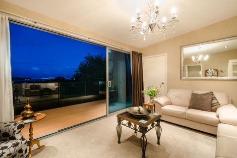 Photo of property in 5a Bernleigh Terrace, West Harbour, Auckland, 0618