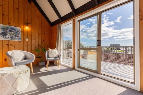 Photo of property in 26 Reeves Street, Waikanae Beach, Waikanae, 5036