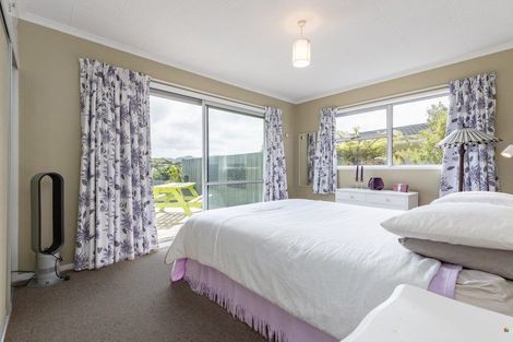 Photo of property in 5 Peach Tree Grove, Maungaraki, Lower Hutt, 5010