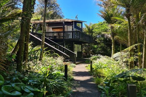 Photo of property in 10-12 Glenesk Road, Piha, New Lynn, 0772