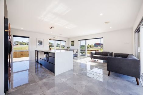 Photo of property in 37 Vaucluse Heights, Fitzherbert, Palmerston North, 4410