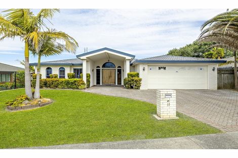 Photo of property in 11 Glenveagh Park Drive, Weymouth, Auckland, 2103