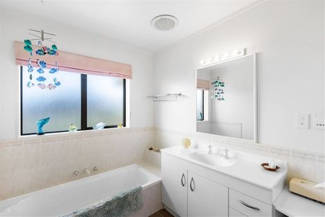 Photo of property in 6 D'urville Place, Gulf Harbour, Whangaparaoa, 0930