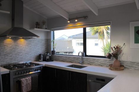 Photo of property in 10 Tokay Place, Huapai, Kumeu, 0810