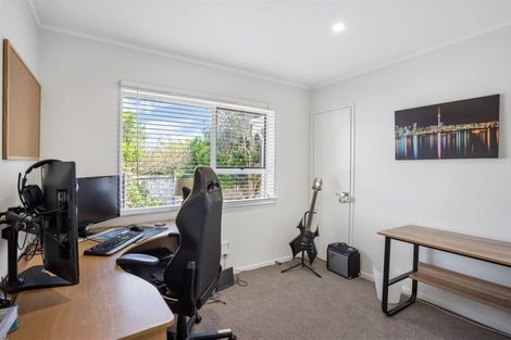 Photo of property in 2/307a Wairau Road, Totara Vale, Auckland, 0627