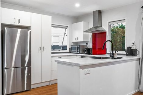 Photo of property in 92b Beach Road, Te Atatu Peninsula, Auckland, 0610