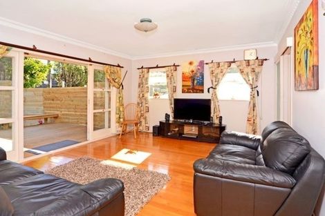 Photo of property in 2/527 Glenfield Road, Glenfield, Auckland, 0629