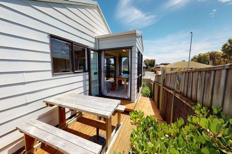 Photo of property in 4 Rangitane Grove, Waitarere Beach, Levin, 5510