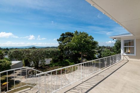 Photo of property in 13 Windsor Place, Windsor Park, Auckland, 0630