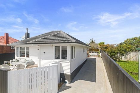 Photo of property in 3b Paton Avenue, Te Atatu South, Auckland, 0610