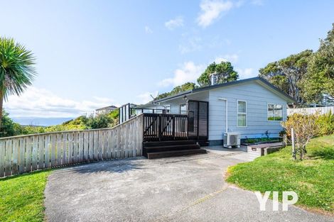 Photo of property in 4 Fernhaven Grove, Newlands, Wellington, 6037