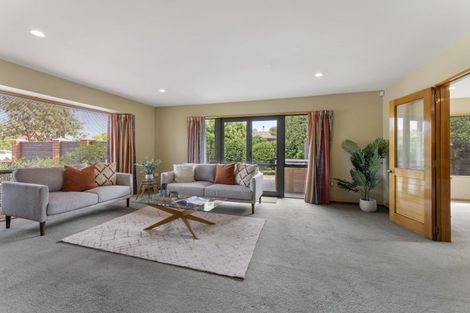 Photo of property in 27 Thornwood Place, Redwood, Christchurch, 8051