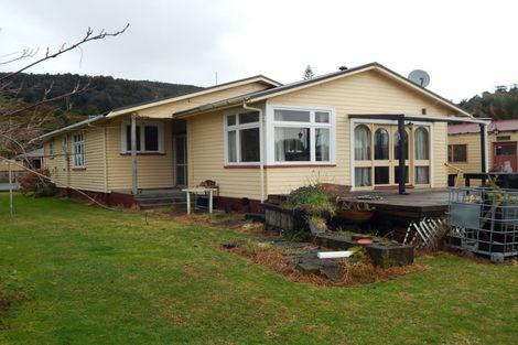 Photo of property in 1 Curtis Street, Hector, 7822