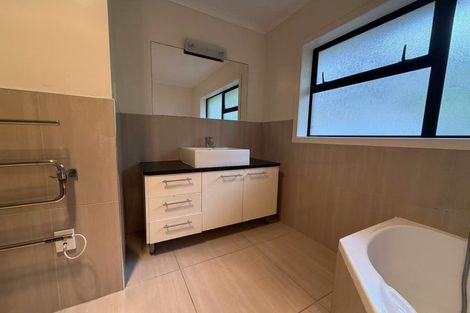 Photo of property in 121 Redoubt Road, Goodwood Heights, Auckland, 2105