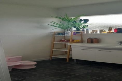 Photo of property in 2/210 Sunnynook Road, Totara Vale, Auckland, 0627