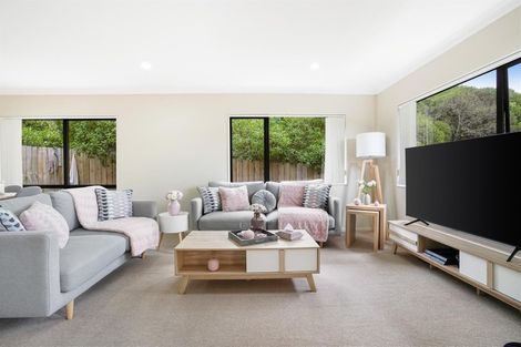 Photo of property in 12 Mediterranean Way, Goodwood Heights, Auckland, 2105