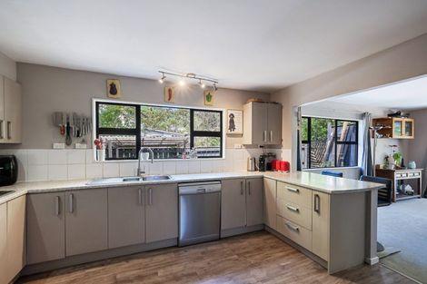 Photo of property in 70 Pinehaven Road, Pinehaven, Upper Hutt, 5019