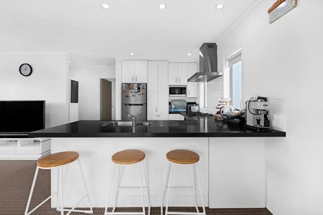 Photo of property in 2 Talmar Place, Massey, Auckland, 0614
