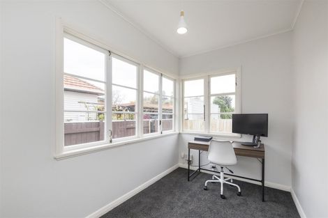 Photo of property in 25 Ihle Street, Terrace End, Palmerston North, 4410