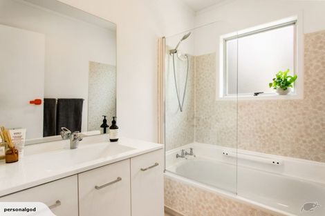 Photo of property in 2/3a Kirrie Avenue, Te Atatu South, Auckland, 0610