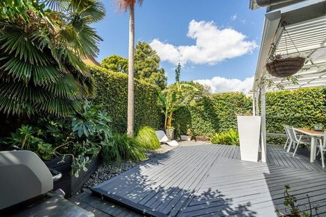 Photo of property in 2/39 Hillcrest Avenue, Hillcrest, Auckland, 0627