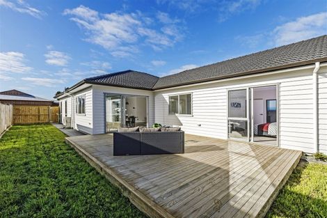 Photo of property in 18 Gilbransen Road, Kumeu, 0810