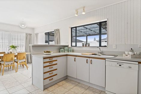Photo of property in 15a Edward Avenue, Orewa, 0931