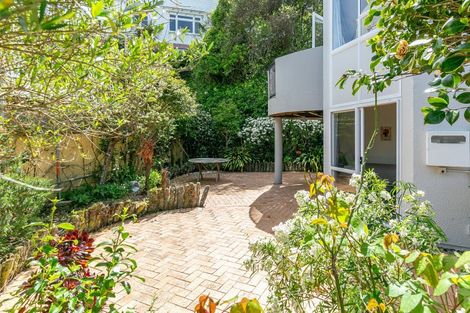 Photo of property in 5 Erskine Close, Island Bay, Wellington, 6023