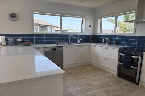 Photo of property in 1/953 Beach Road, Torbay, Auckland, 0630