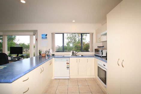 Photo of property in 40 Semillon Avenue, Henderson, Auckland, 0612