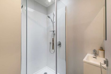 Photo of property in 2/42 Raleigh Road, Northcote, Auckland, 0627