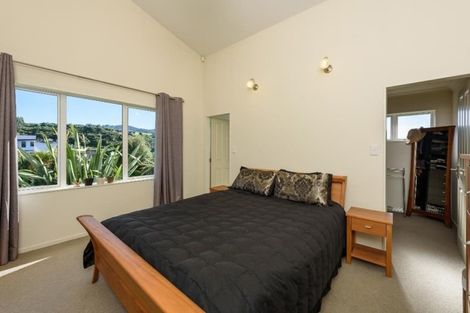 Photo of property in 16 James Nairn Grove, Riverstone Terraces, Upper Hutt, 5018