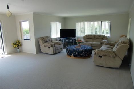 Photo of property in 15 Heta Road, Highlands Park, New Plymouth, 4312