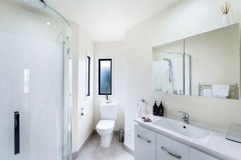 Photo of property in 75a Dress Circle, Newlands, Wellington, 6037