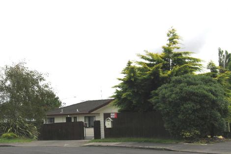 Photo of property in 2/7 Sevilla Place, Unsworth Heights, Auckland, 0632