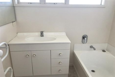 Photo of property in 5 Shearwater Rise, Rothesay Bay, Auckland, 0630