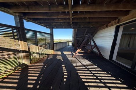 Photo of property in 28 Baulcomb Parade, Windsor Park, Auckland, 0632