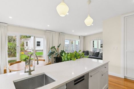 Photo of property in 10 Herald Terrace, Berhampore, Wellington, 6023