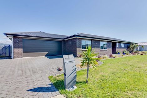 Photo of property in 1 Routhan Way, Carterton, 5713