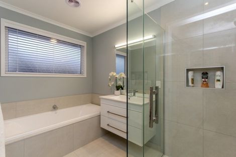 Photo of property in 1 Oakmont Crescent, Waiwhakaiho, New Plymouth, 4312