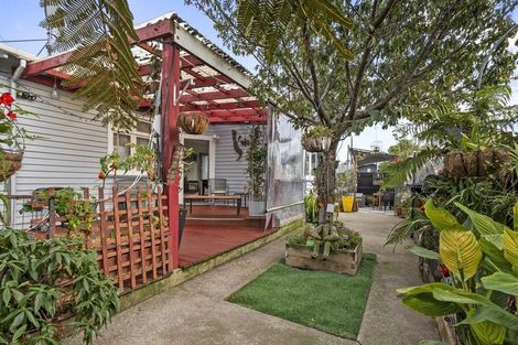 Photo of property in 136 Featherston Street, Palmerston North, 4410
