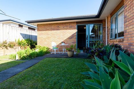 Photo of property in 8 Ryehill Close, New Lynn, Auckland, 0600
