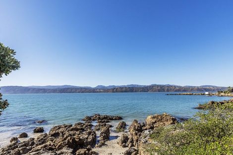 Photo of property in 385 Karaka Bay Road, Karaka Bays, Wellington, 6022