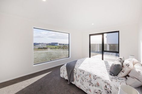 Photo of property in 75 Atlantic Drive, Fitzherbert, Palmerston North, 4410