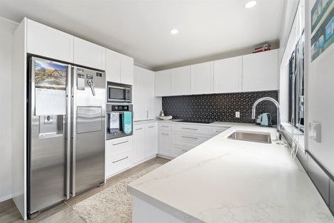 Photo of property in 52 Waiora Road, Stanmore Bay, Whangaparaoa, 0932