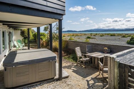 Photo of property in 42 Pukatea Street, Eastbourne, Lower Hutt, 5013