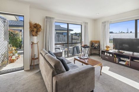 Photo of property in 2/32 Charlotte Street, Stanmore Bay, Whangaparaoa, 0932