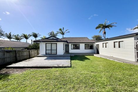 Photo of property in 2/2 Sevilla Place, Unsworth Heights, Auckland, 0632