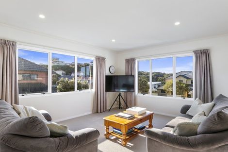 Photo of property in 8 Bennett Grove, Newlands, Wellington, 6037