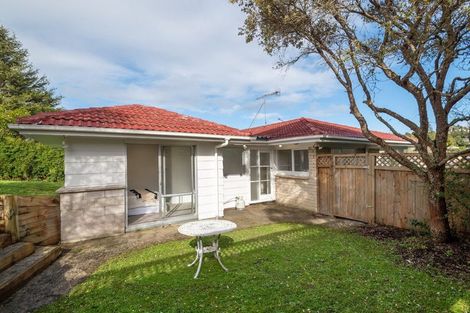 Photo of property in 2/5 Battle Place, Glenfield, Auckland, 0629